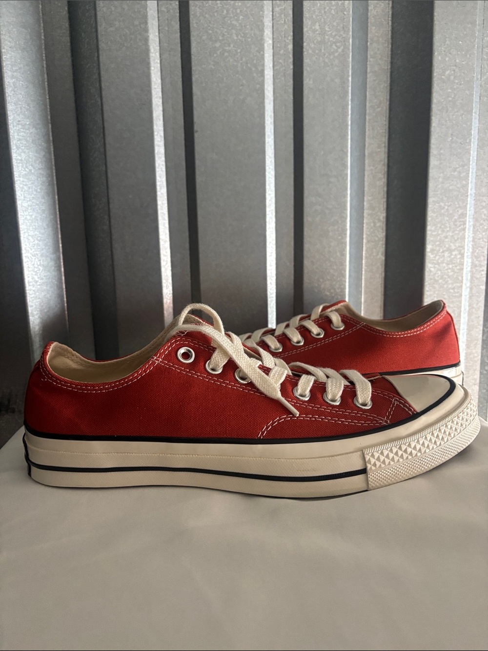 Converse chuck 70 Men's Low-Top Canvas Sneakers in Red and White.size 9 New